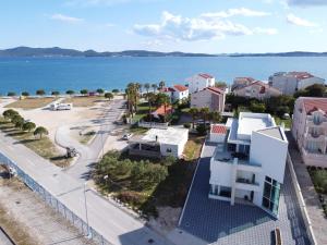 una vista aerea di una città e dell'oceano di Luxury Villa Jasna 1 a Bibinje (Bibigne)