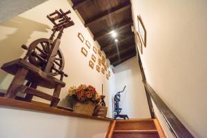 a view of a stairway with a camera on the wall at El Llagar de Naveda in Naveda