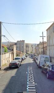 een straat met auto's aan de kant van de weg bij L’Ephemere Saint-Louis Maisonette in Marseille