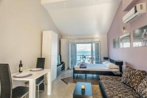 ein Wohnzimmer mit einem Bett und einem Sofa in der Unterkunft Beachfront Apartments Tivat in Tivat