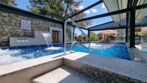 uma piscina com cascata numa casa em Villa Vista em Malinska