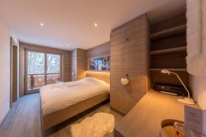 - une petite chambre avec un lit et une fenêtre dans l'établissement Le Refuge 2 - Spa access - Close to ski lift, à Nendaz