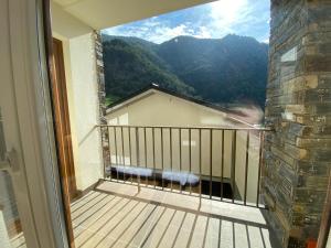 Vista generica sulle montagne o vista sulle montagne dall'interno dell'appartamento