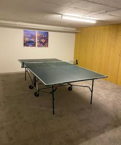 eine Tischtennisplatte in einem leeren Raum mit einer Tischtennisplatte in der Unterkunft Haus Wendelweg in Unterwössen