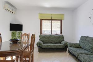 - un salon avec un canapé et une table dans l'établissement Casa Valeria, à Conil de la Frontera