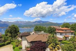 Blick auf eine Stadt mit Häusern und einem See in der Unterkunft Pandora Stresa - By Impero House in Stresa