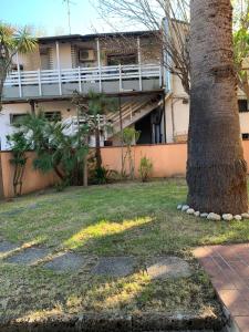 濱海弗蘭卡維拉的住宿－il Giardino di Sirius，一座建筑前的棕榈树