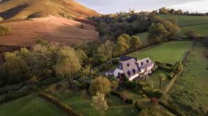 una vista aérea de una casa en una colina en Chambres d'Hôtes Maison Paillet, en Montory