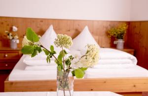 Ein Bett oder Betten in einem Zimmer der Unterkunft ANETSEDER Landhotel & Lofts