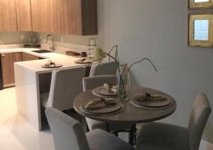 uma cozinha com uma mesa e cadeiras numa cozinha em Luxury Venetian Condo em Nassau