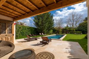 Bazén v ubytování Hôtel Le Clos nebo v jeho okolí