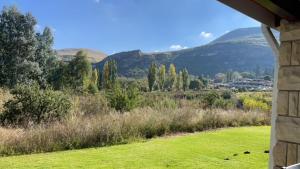 Nespecifikovaný výhled na hory nebo výhled na hory při pohledu z vily