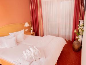 Ein Bett oder Betten in einem Zimmer der Unterkunft ANETSEDER Landhotel & Lofts