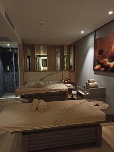 Postel nebo postele na pokoji v ubytování Limak Skopje Luxury Hotel