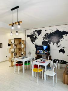 una sala da pranzo con una mappa del mondo sul muro di B&B Birillo a Cariati