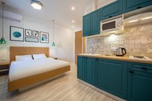 a bedroom with a bed and a kitchen at Idea Design Apart-Hotel in Kyiv