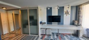 Telewizja i/lub zestaw kina domowego w obiekcie Apartament Lazurowy 53 z tarasem i SPA