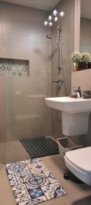 łazienka z toaletą, prysznicem i umywalką w obiekcie Apartament Lazurowy 53 z tarasem i SPA w mieście Gródek Nad Dunajcem