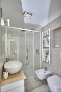 bagno con doccia, lavandino e servizi igienici di Casa di Joe a Capri