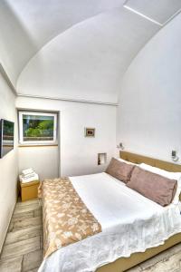 una camera con un grande letto e una finestra di Casa di Joe a Capri