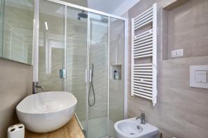 bagno con lavandino e doccia in vetro di Casa di Joe a Capri