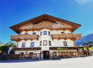 ミーダースにあるHotel Alpenstolzの木造屋根の大きな建物