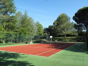 Tenis a/nebo squash v ubytování Résidence Miro, gîtes climatisés avec piscine et tennis nebo okolí
