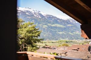 O vedere generală la munți sau o vedere la munte luată de la acest apartament