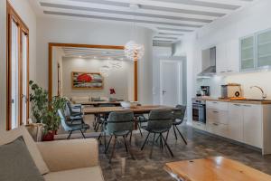 uma cozinha e sala de jantar com mesa e cadeiras em Andros 4 All Seasons Villas & Suites em Andros