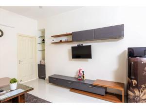 A television and/or entertainment centre at BluO Studio Hitech City - Gym, TT, Terrace Garden