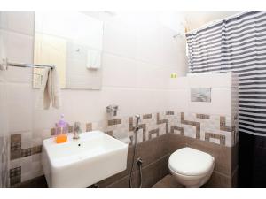 Bilik mandi di BluO Studio Hitech City - Gym, TT, Terrace Garden