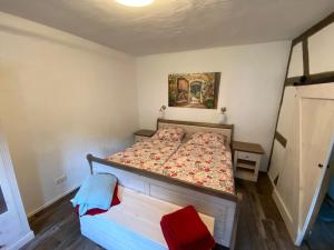 - une chambre avec un lit et une peinture murale dans l'établissement Schöne Ferienwohnung Burgruine Fachwerkhaus, à Bacharach