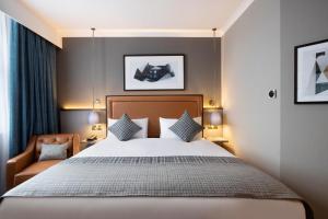 Een bed of bedden in een kamer bij Leonardo Royal Hotel Edinburgh