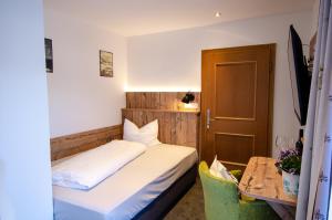 Llit o llits en una habitació de Gasthof Messerschmied