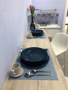 ナポリにあるMelisurgo Propertyの木製テーブル(黒皿、カップ付)