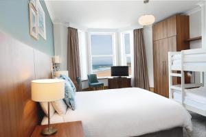 Cama ou camas em um quarto em Esplanade Hotel