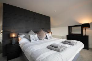 a hotel room with a bed and two lamps at Valleyview House in Thurso