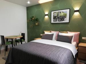 En eller flere senge i et værelse på hotel OLIMP