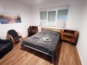 Schlafzimmer mit einem Bett, einem Schreibtisch und einem Stuhl in der Unterkunft 85 qm Wohnung Pauluste mit Terasse und Garten in Rostock
