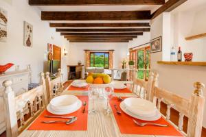 cocina y comedor con mesa y sillas en Can Amer en Pollença