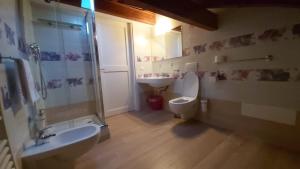y baño con lavabo, aseo y ducha. en Agriturismo Prato degli Angeli, en Sassoleone