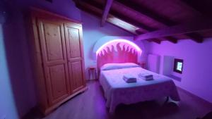 a bedroom with a bed in a purple room at Agriturismo Prato degli Angeli in Sassoleone