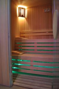 una sauna con luce sopra di Agriturismo Prato degli Angeli a Sassoleone