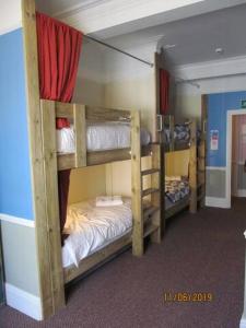 Katil dua tingkat atau katil-katil dua tingkat dalam bilik di Les Fleurs Accommodation