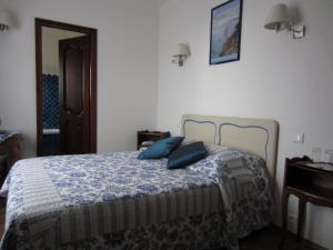 Gulta vai gultas numurā naktsmītnē Hotel Belle Vue