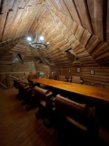 Садиба у Попа في لومشوري: غرفة كبيرة مع طاولة وكراسي خشبية طويلة