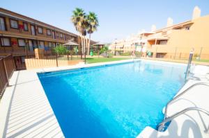 Bazén v ubytování Apartamento Marina Casares nebo v jeho okolí