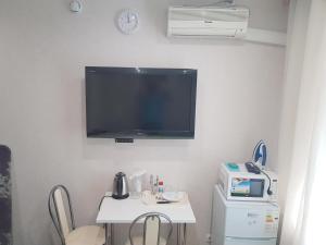 モスクワにあるNa Avtozavodskoy 17 корп 1 Apartmentの薄型テレビ