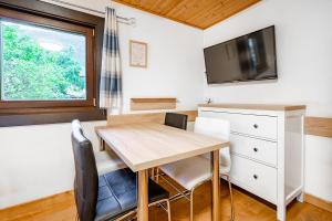 Televízia a/alebo spoločenská miestnosť v ubytovaní Pension Abendruh
