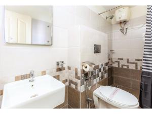 Bilik mandi di BluO 2BHK Hitech City - Gym, Terrace Garden, Lift +9 gambar